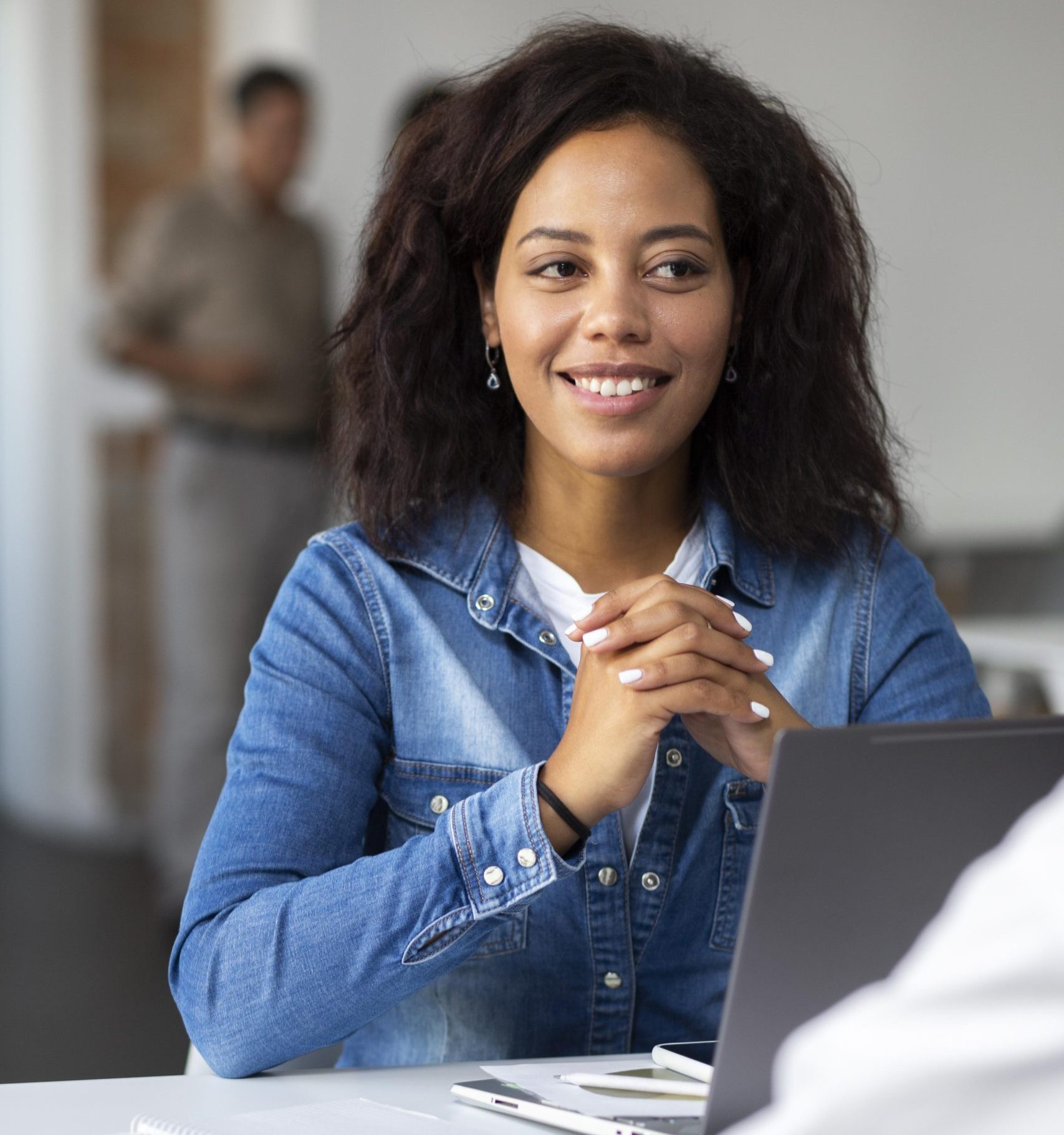 close-na-pessoa-trabalhando-no-dispositivo