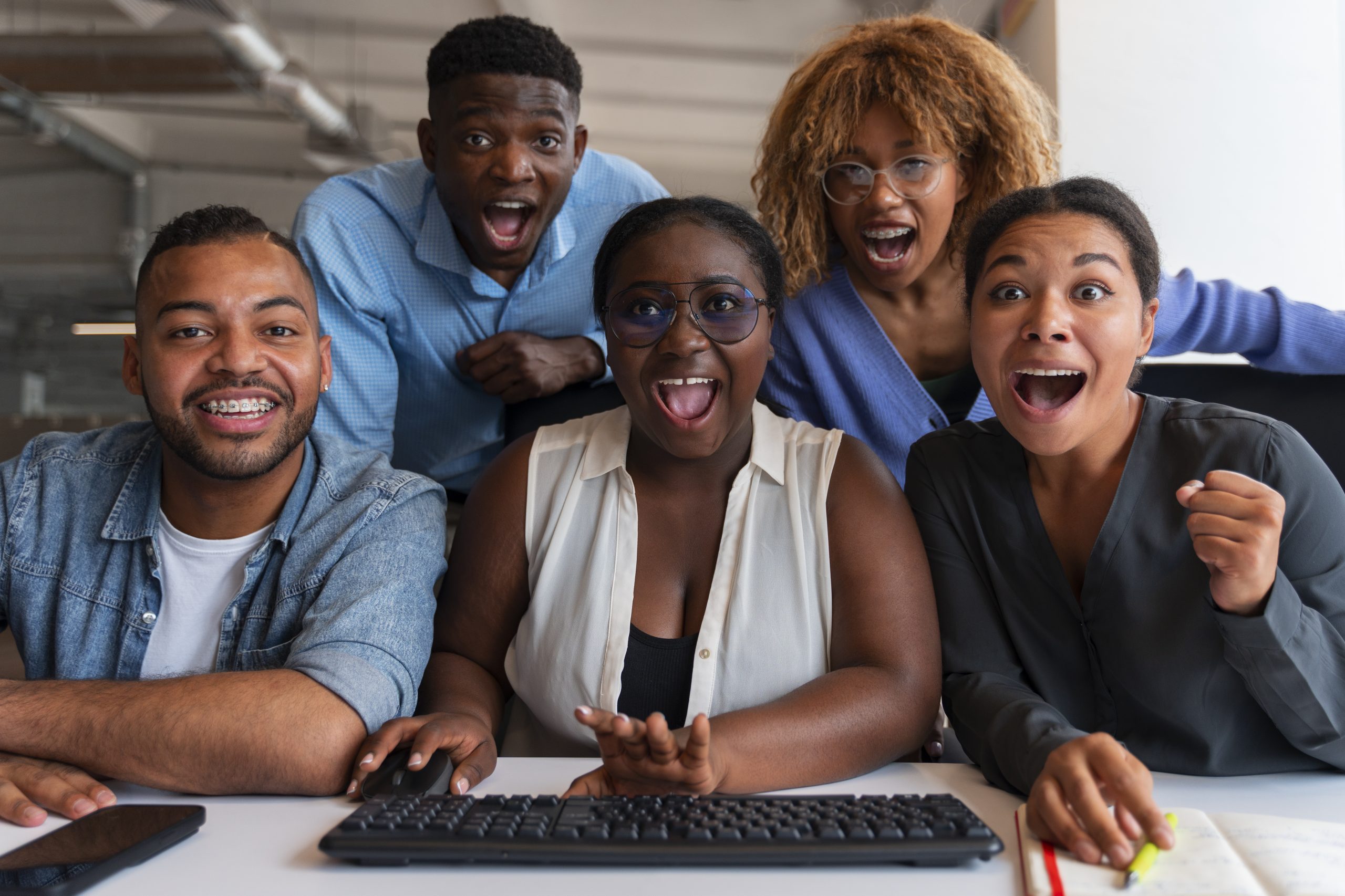 pessoas-no-escritorio-durante-um-dia-de-trabalho